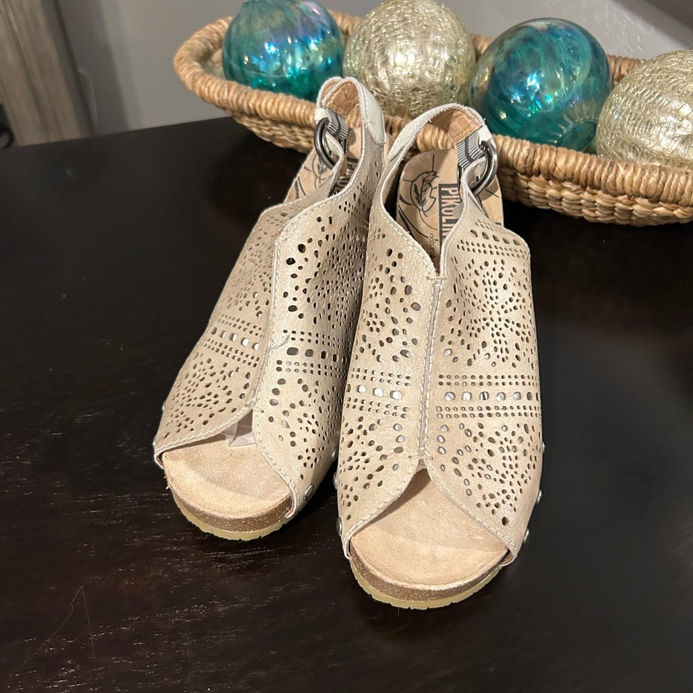 PIKOLINOS Cream Wedge Shoes with Perforated Floral Design Size 41 - Picture 2 of 9